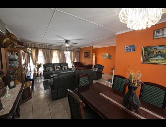 3 BEDROOM HOUSE FOR SALE IN BISLEY